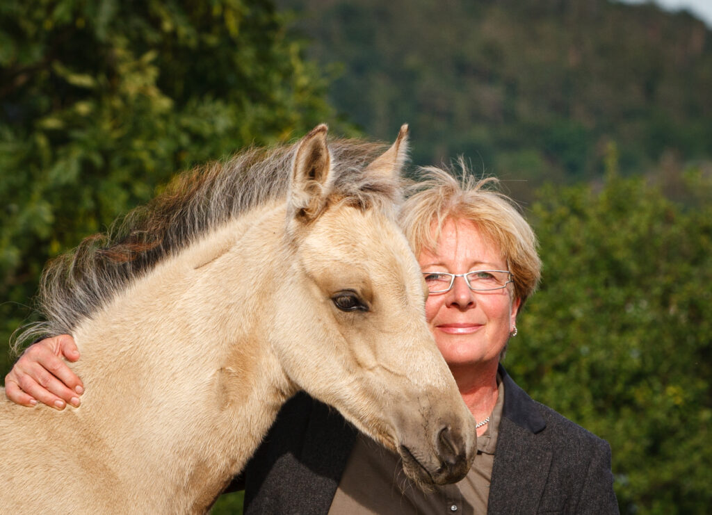 Bettina Schraps mit Fohlen